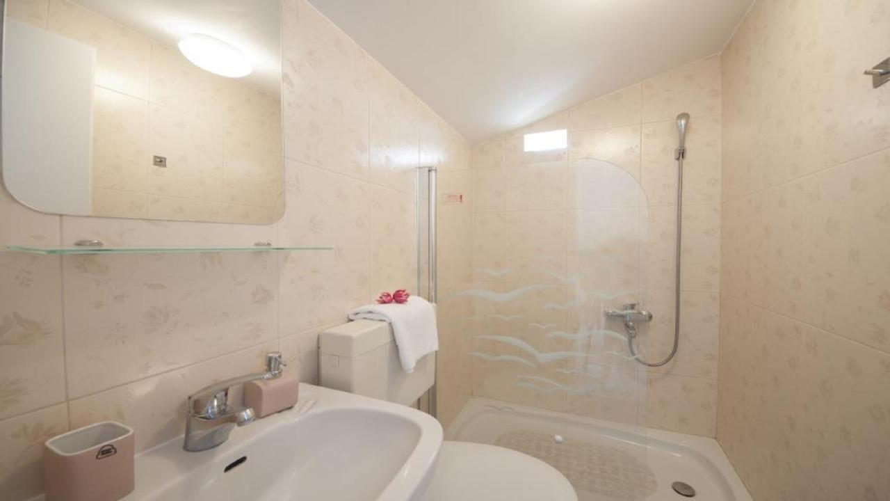Apartments Angela Baska Voda Bilik gambar